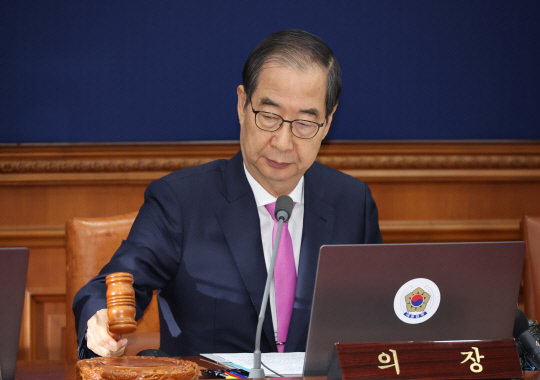 한덕수 국무총리가 12일 정부서울청사에서 열린 국무회의에서 의사봉을 두드리고 있다.[연합뉴스]